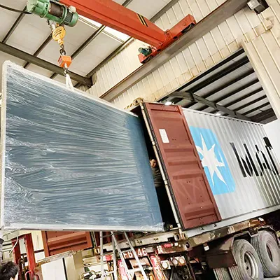 To skummaskiner læsset i containere på samme dag